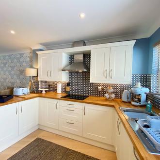 Lisburne Place Luxury Town House - Kitchen